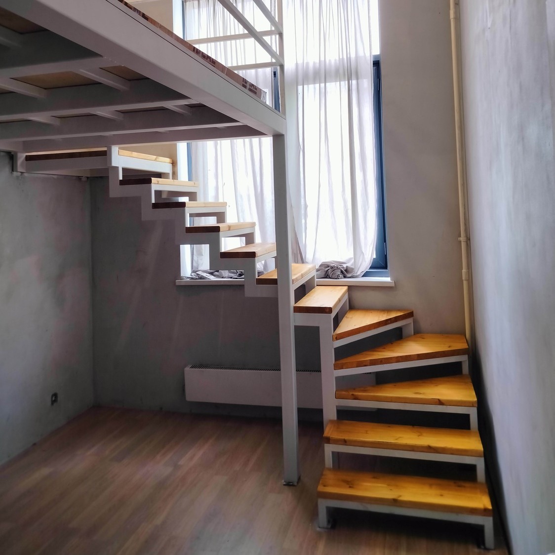 Антресольный этаж с лестницей на ломанном косоуре
