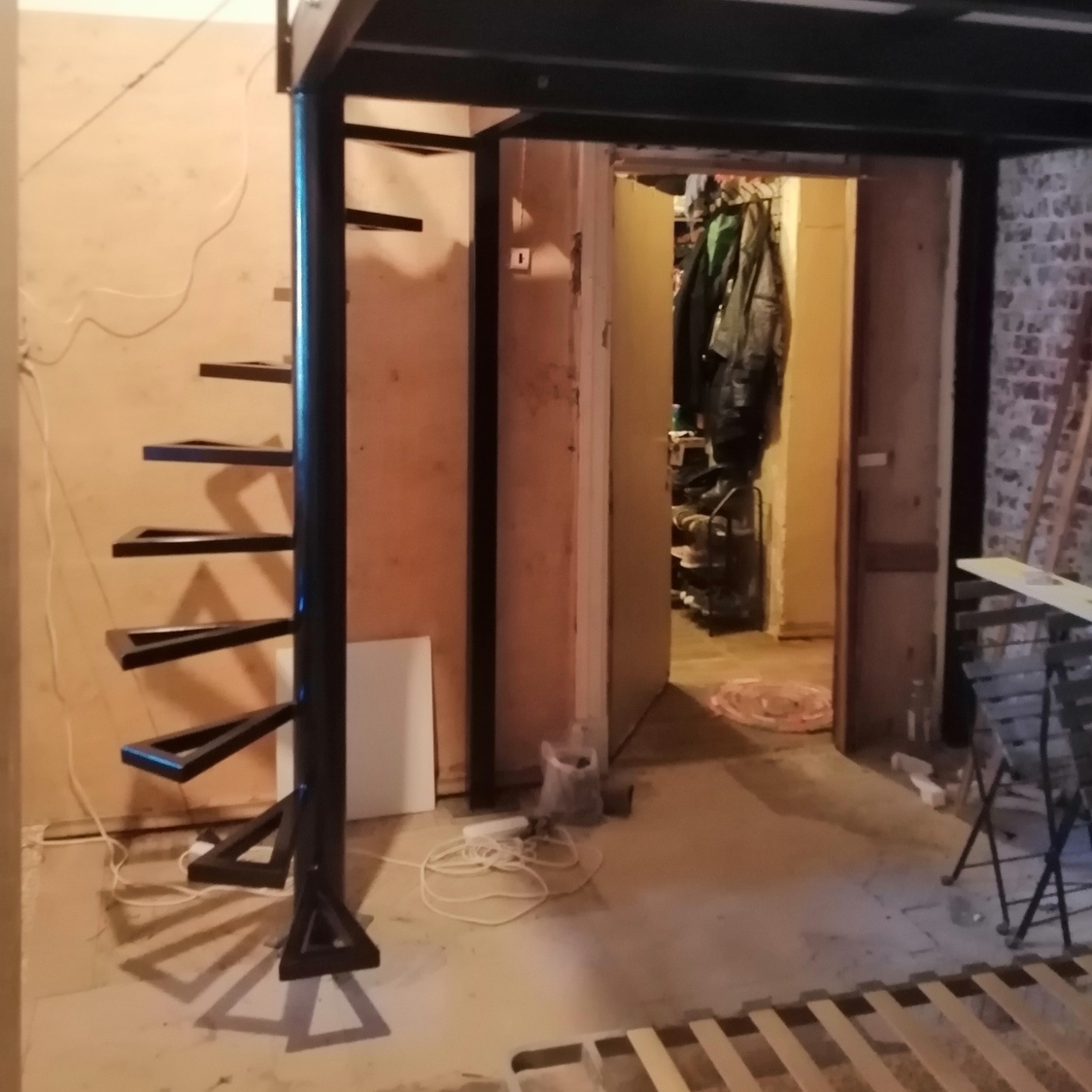 Антресольный этаж с винтовой лестницей