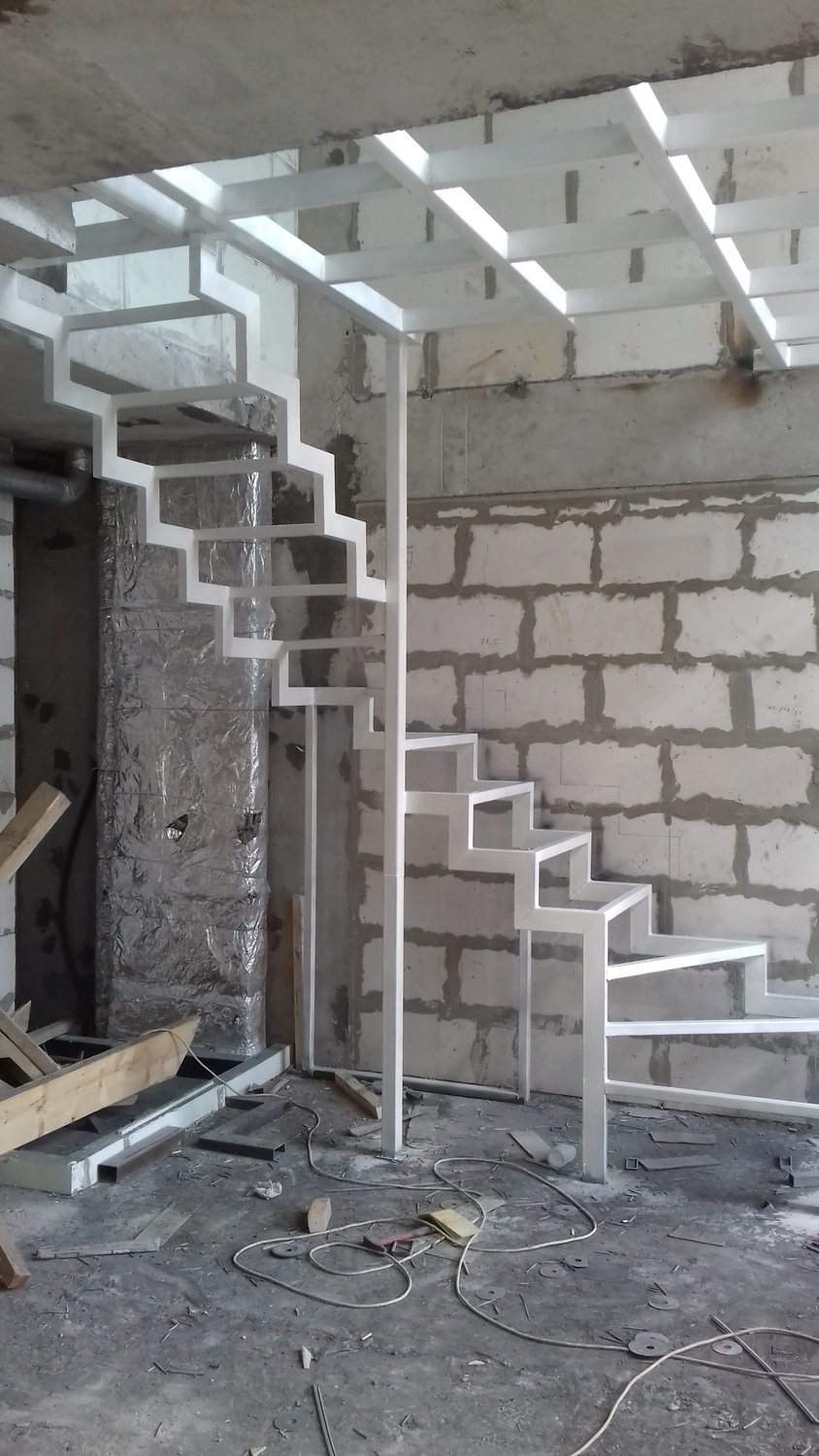 Антресольный этаж с консольной лестницей